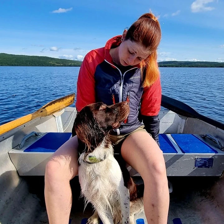 Saskia mit einem Hund in einem Bot